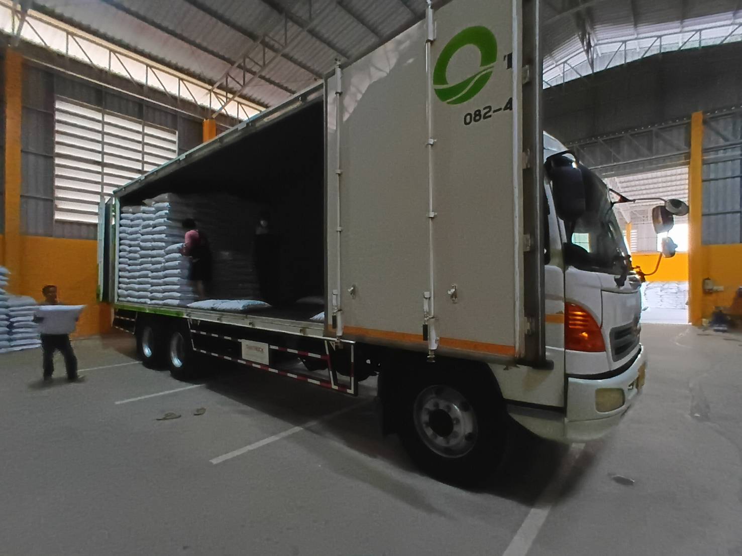 Warehouse loading operations with palletized sacks - efficient cargo management